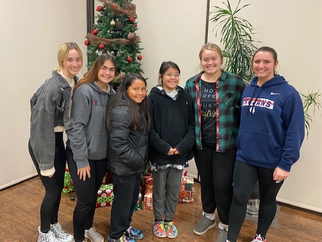 Members of the Trojan softball team pose with two fifth grade softball players from Varnum at the college’s Monday event at the Seminole holiday light display. Pictured (left to right): Avery Lowe of Ardmore, Kaden Morris of Holdenville, Varnum students Izzie Lindsey and Sophie Lincoln, Laney Anderson of Stratford, and Kaylee Edwards of Bridgecreek.