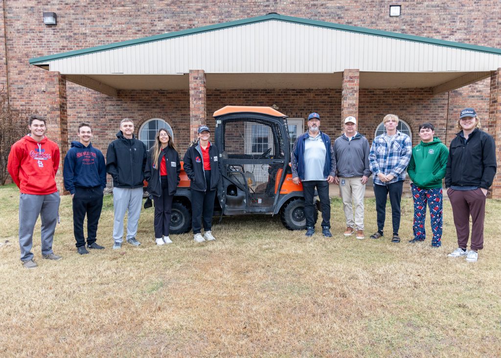 Pictured (left to right): SSC men and women’s golfers Brett Griffith, Chase Conner, Ryan Carlisle, Paola Gutierrez, Andrianna O’Daniel, Williamson, Chesser, Brice Wolf, Carson Newton and Alexander Landon.