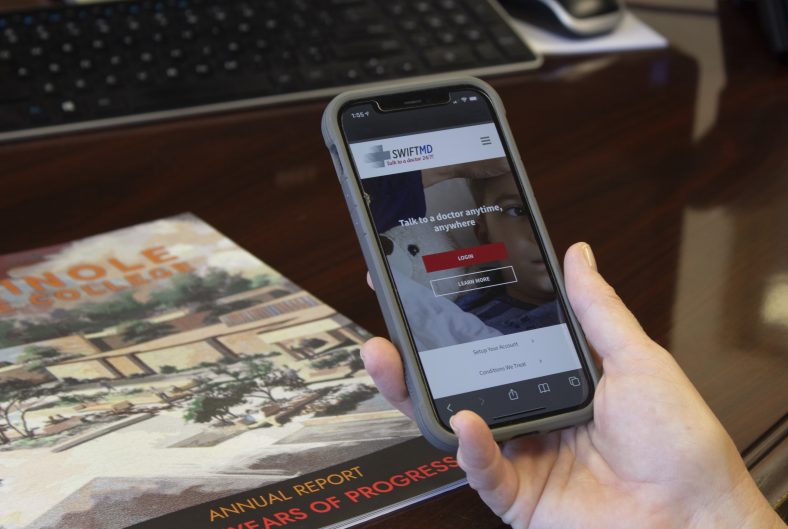 The telemedicine app is displayed on the phone screen of an SSC employee.