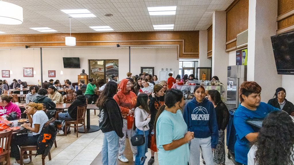 High School students eat lunch in the E.T. Dunlap Student Union on SSC's campus.